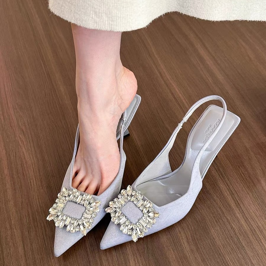 Shantel - Elegante spitz zulaufende High Heels mit Strasssteinen