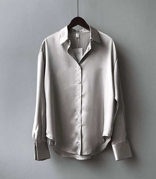 Jael - Geknöpfte Satin-Seidenbluse