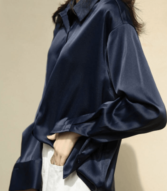 Jael - Geknöpfte Satin-Seidenbluse